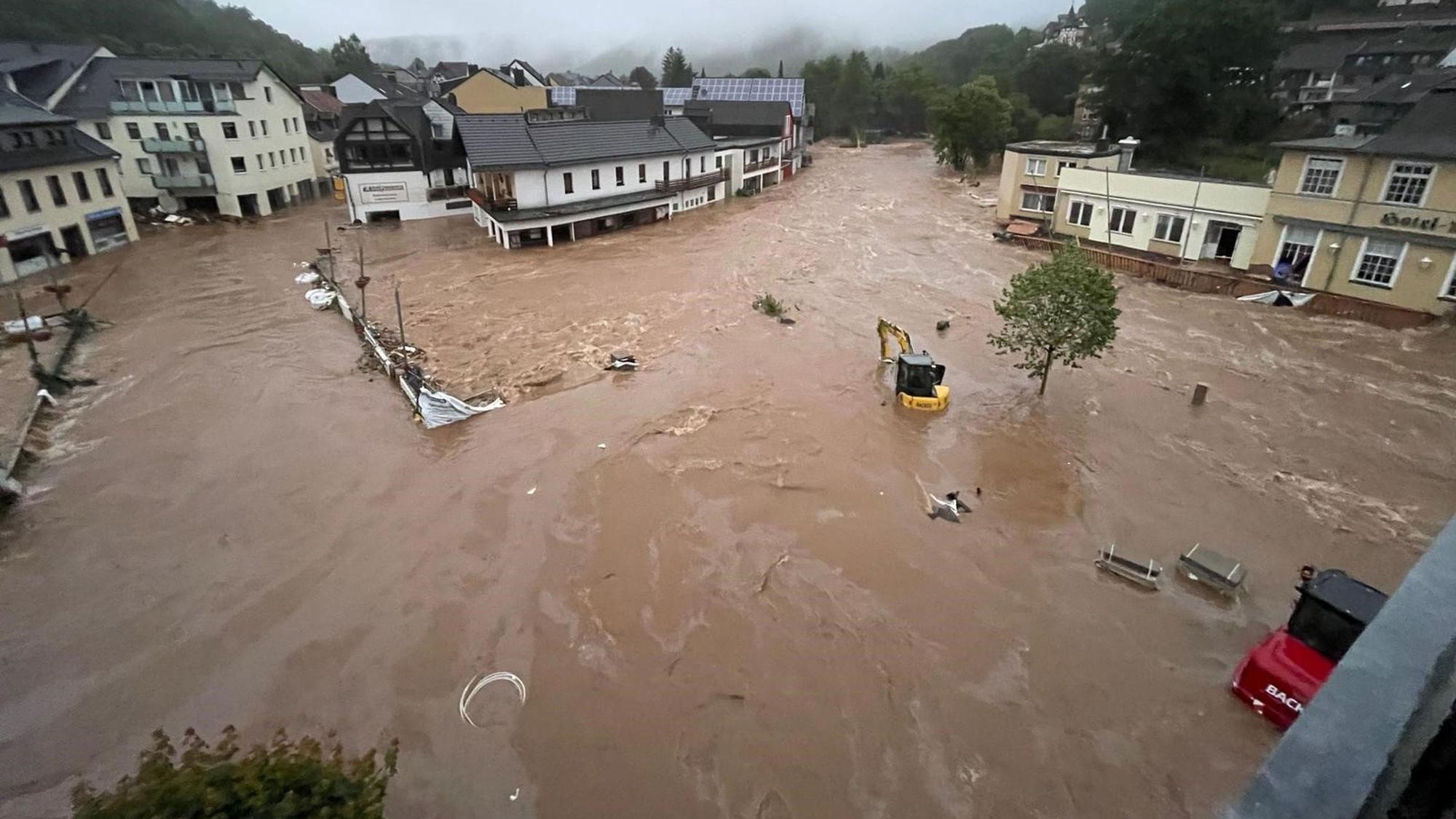 Das Bild zeigt den Platz am Nepomuk in Gemünd.