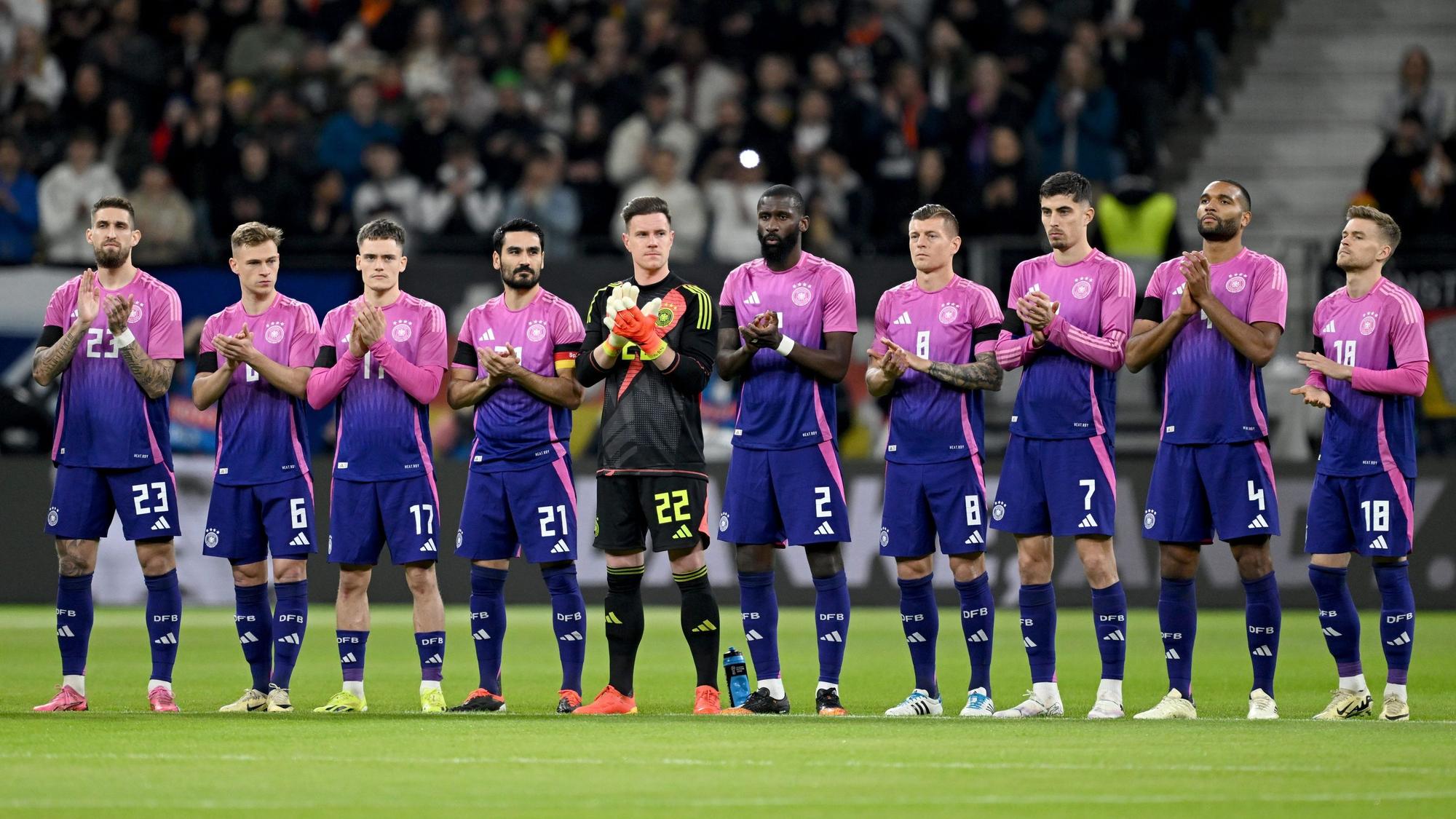 Die deutschen Nationalspieler Jamal Musiala, Robert Andrich, Joshua Kimmich, Florian Wirtz, İlkay Gündoğan, Torwart Marc-André ter Stegen, Antonio Rüdiger, Toni Kroos, Kai Havertz, Jonathan Tah und Maximilian Mittelstädt (v.l.n.r.) stehen vor Beginn des Spiels auf dem Platz.