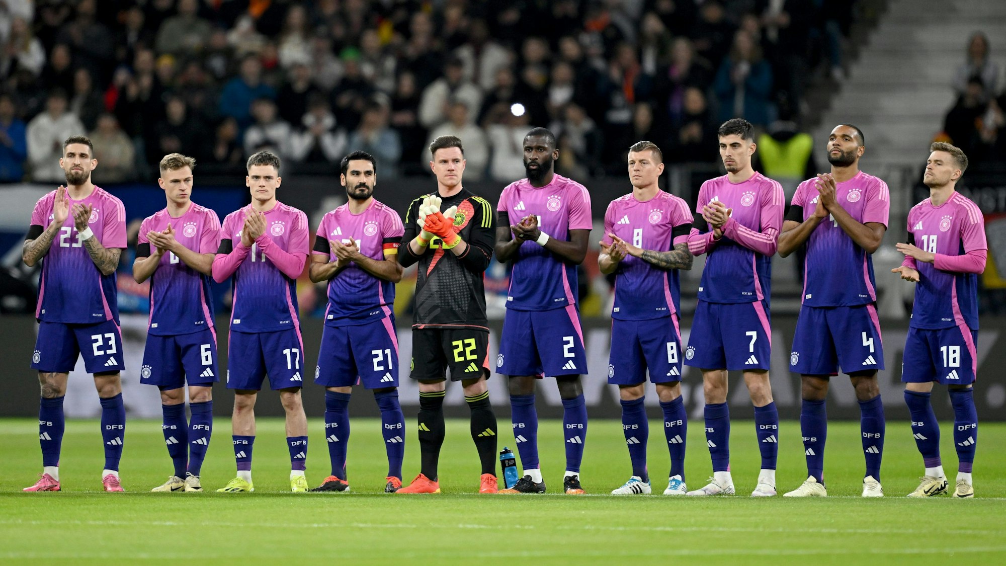 Die deutschen Nationalspieler Jamal Musiala, Robert Andrich, Joshua Kimmich, Florian Wirtz, İlkay Gündoğan, Torwart Marc-André ter Stegen, Antonio Rüdiger, Toni Kroos, Kai Havertz, Jonathan Tah und Maximilian Mittelstädt (v.l.n.r.) stehen vor Beginn des Spiels auf dem Platz.