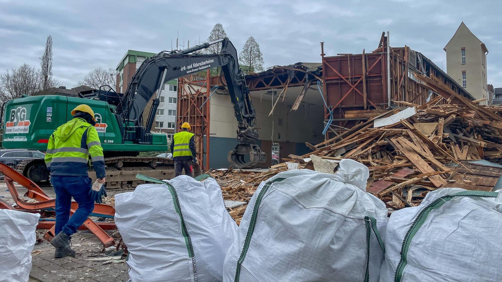 Der Abriss der Turnhalle an der Dönoffstraße hat begonnen.