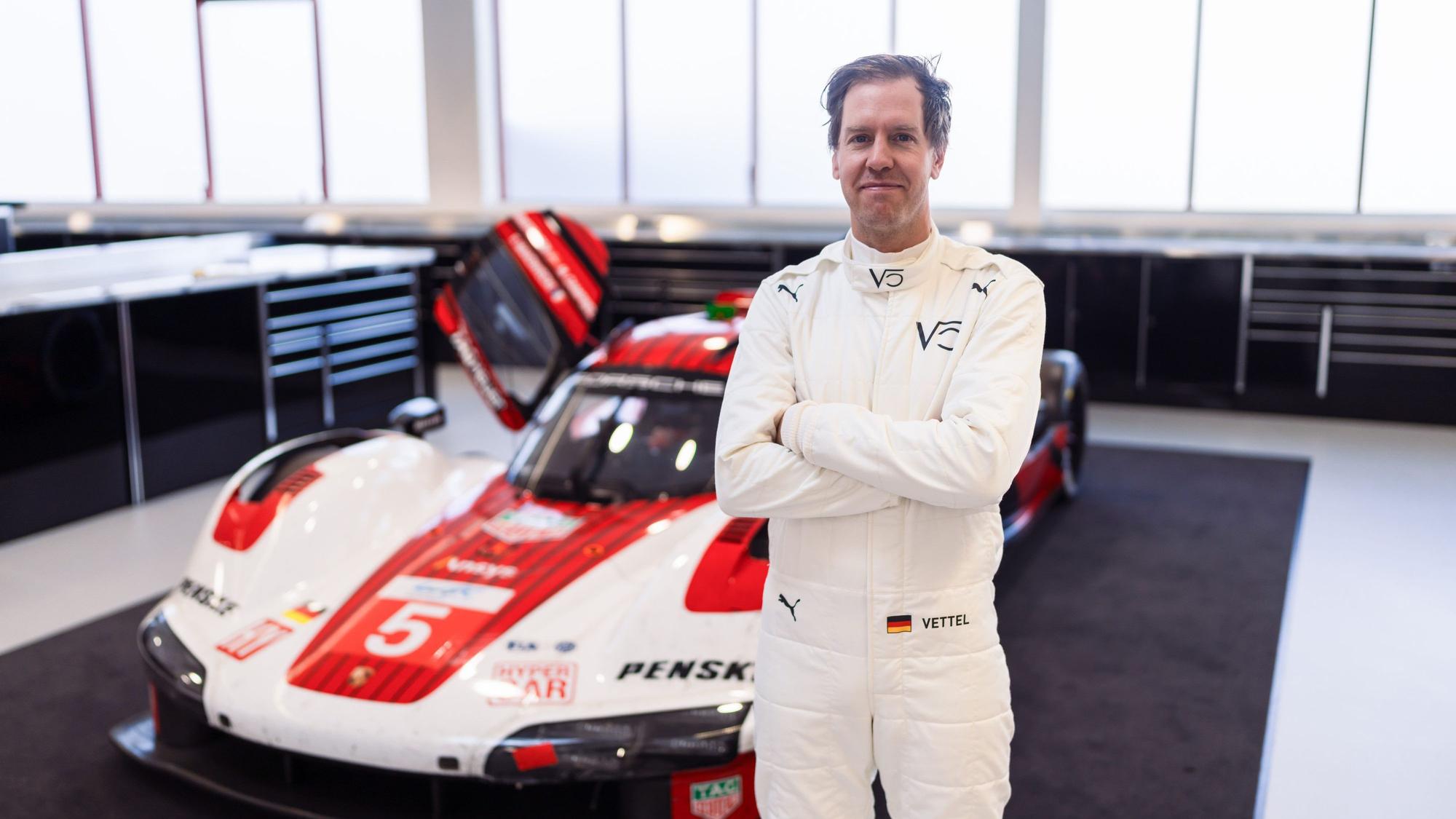 HANDOUT - 14.03.2024, Baden-Württemberg, Mannheim: Motorsport: Der ehemalige Formel-1-Weltmeister Sebastian Vettel bei der Vorbereitung auf einen Testeinsatz am Standort des Werksteams Porsche Penske Motorsport. Dort lernte Vettel erstmals den Porsche 963 kennen.