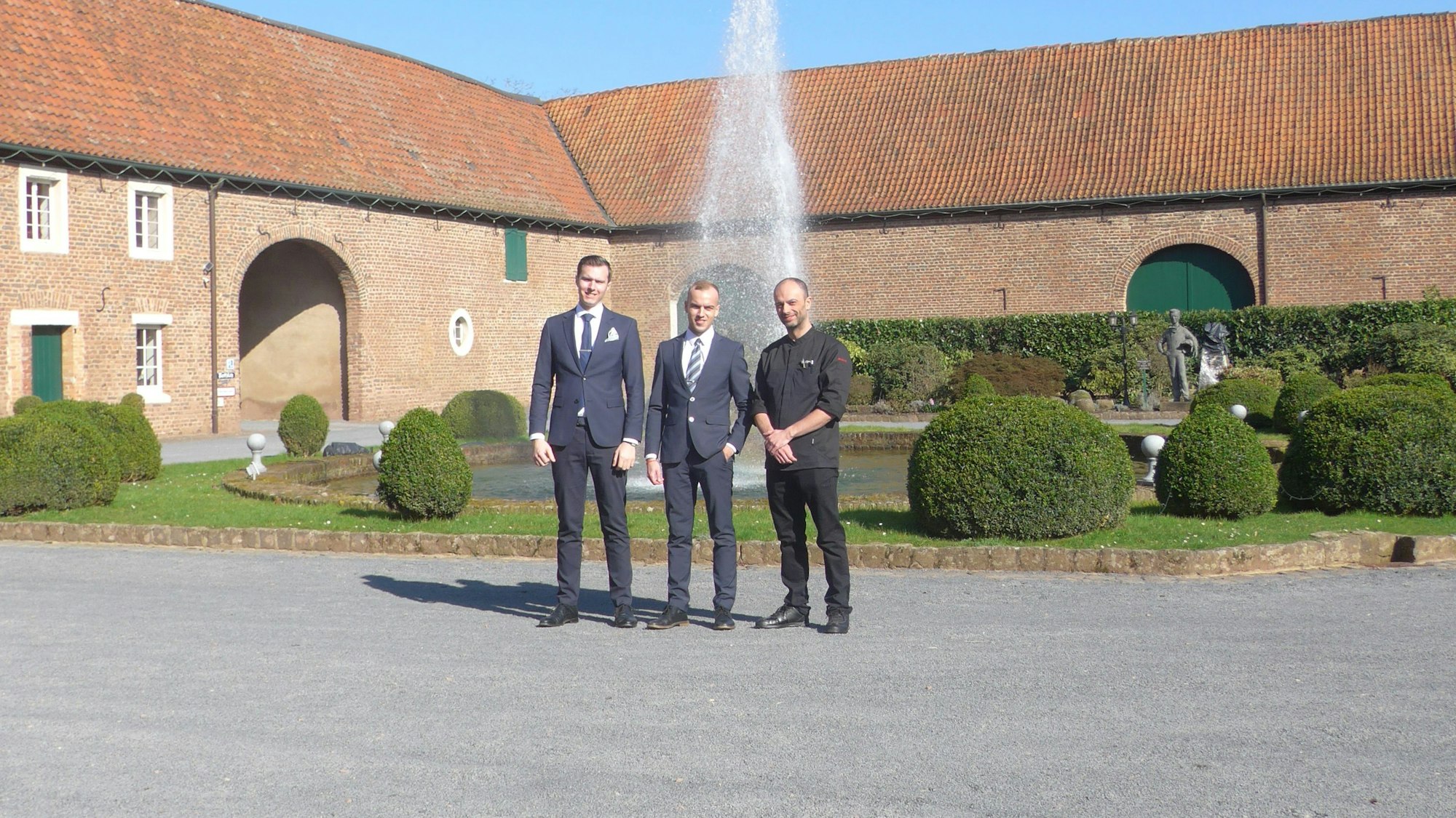 Auf dem Foto ist das neue Team des Restaurants auf Schloss Loersfeld zu sehen.