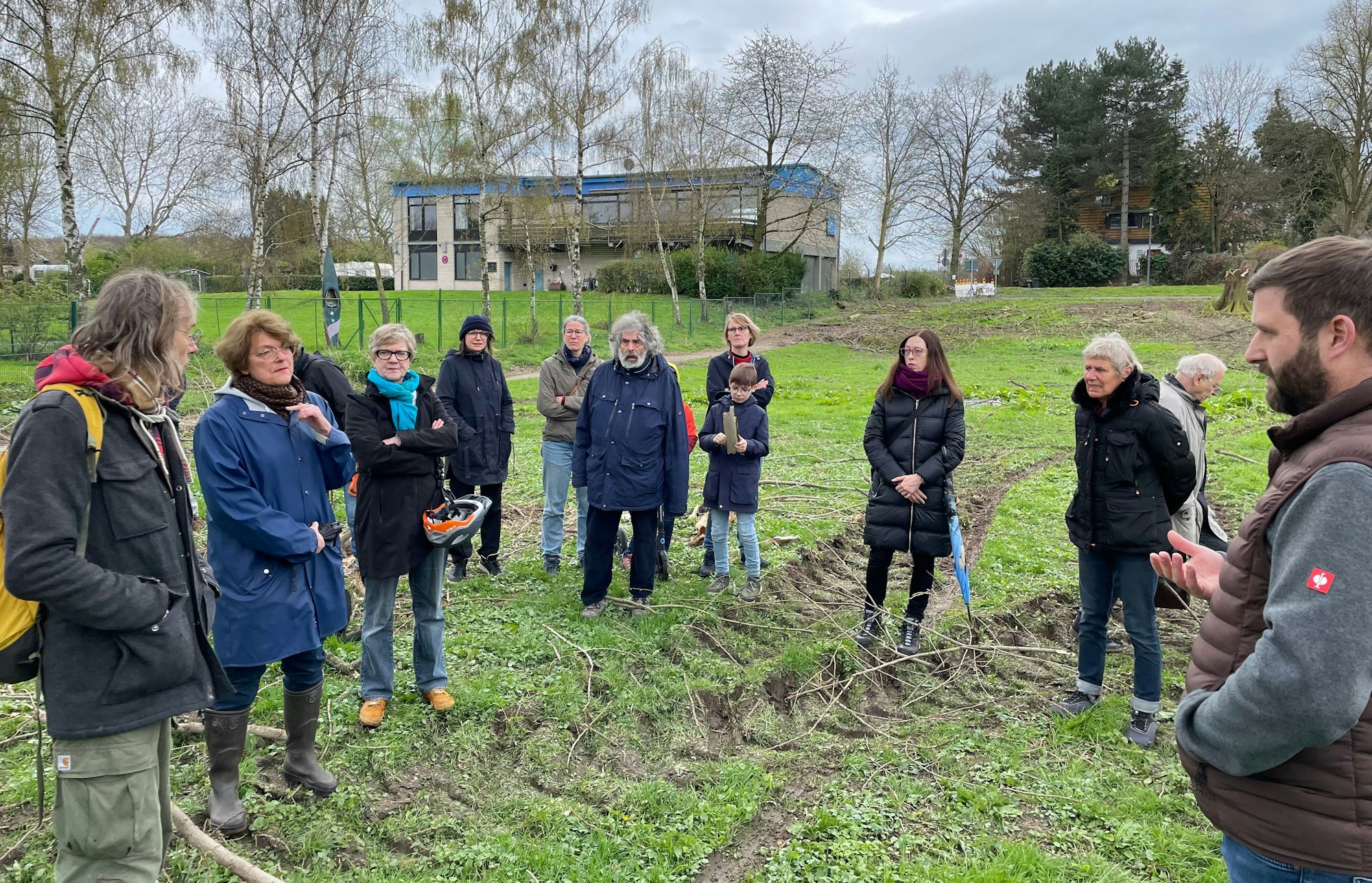Menschen stehen im Kreis und diskutieren
