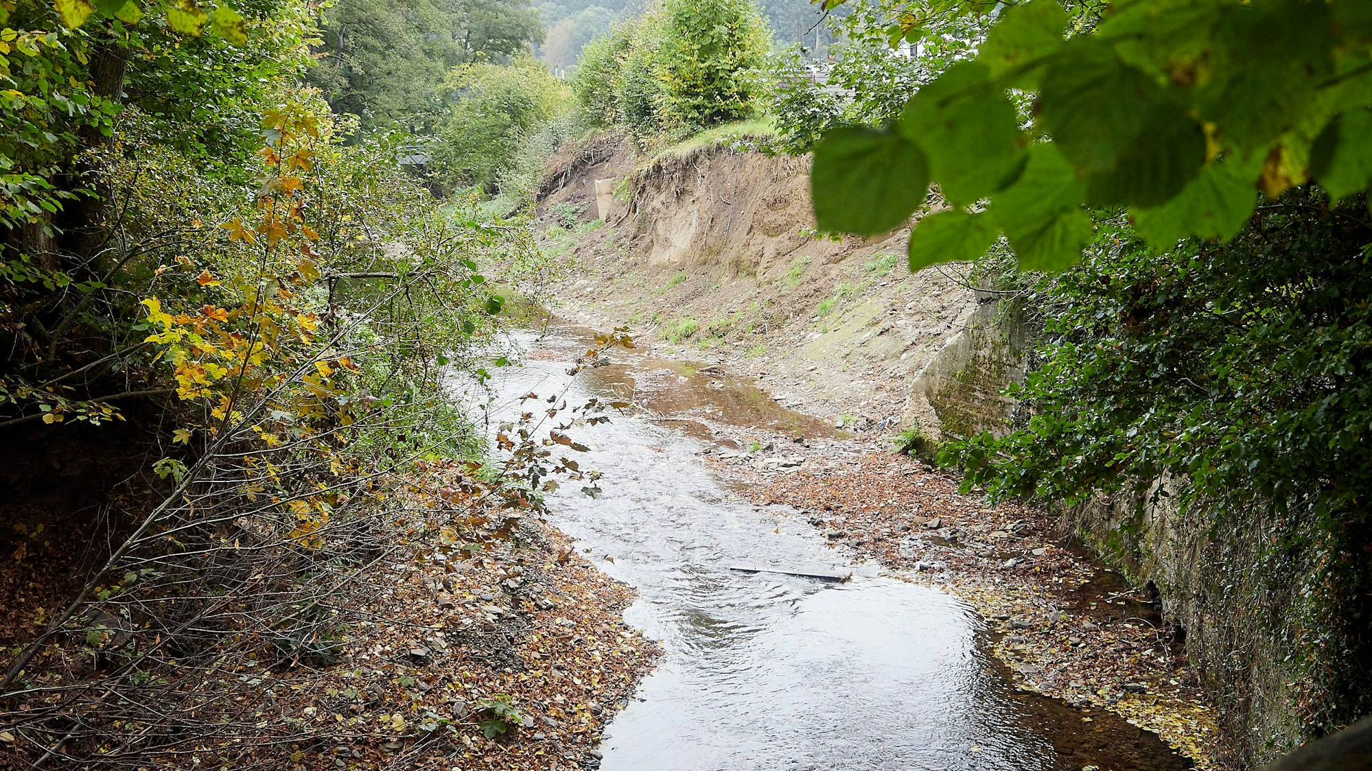 Das Bild zeigt den Platißbach wenige Monate nach der Flutkatastrophe 2021. Auf rund 40 Metern war in der Höhe des Campingplatzes der Hang zum Platißbach abgerutscht.