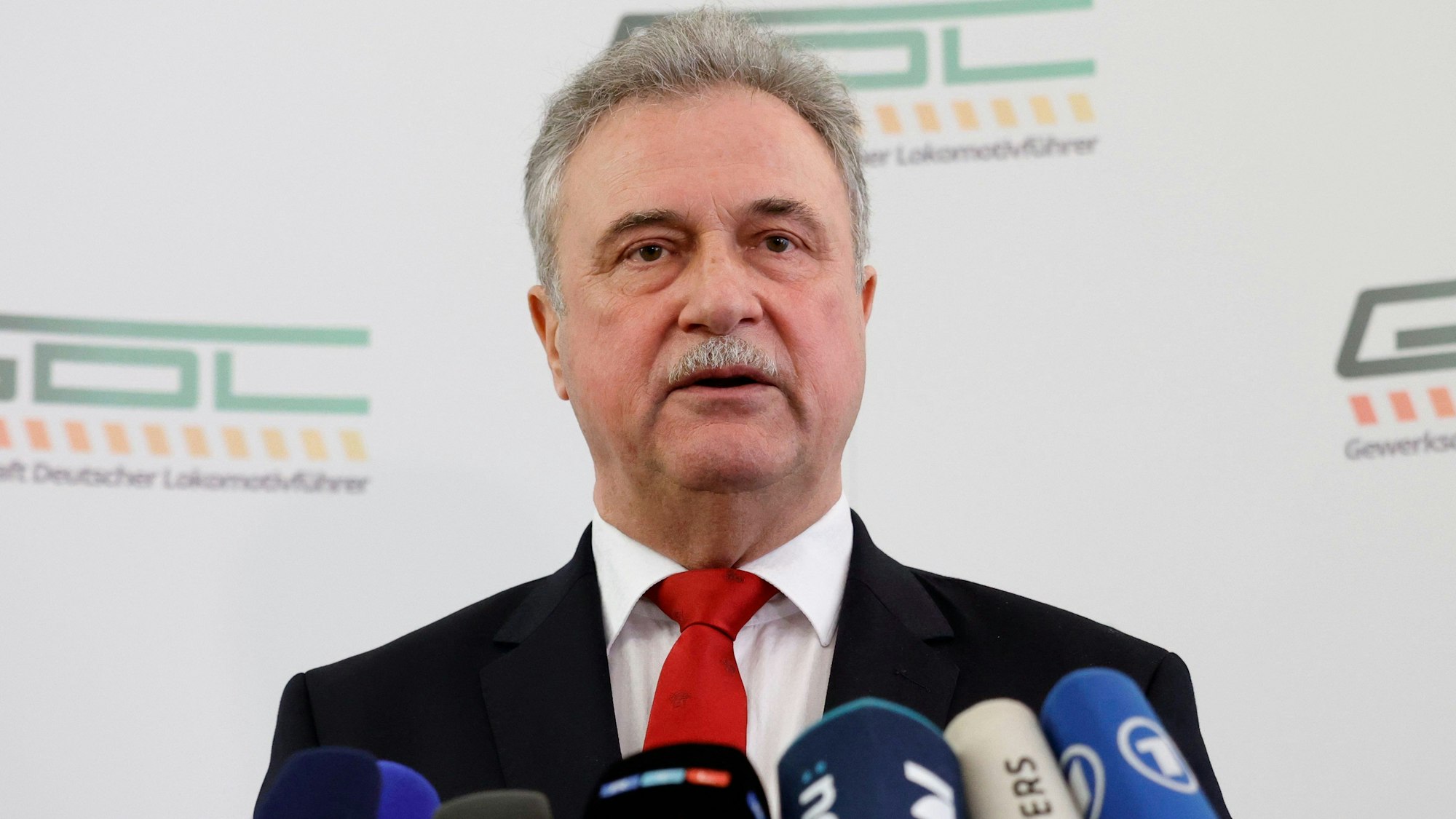 26.03.2024, Berlin: Claus Weselsky, Vorsitzender der Gewerkschaft Deutscher Lokomotivführer (GDL), spricht mit Journalisten bei einer Pressekonferenz über die Einigung mit der Deutschen Bahn im Tarifkonflikt.
