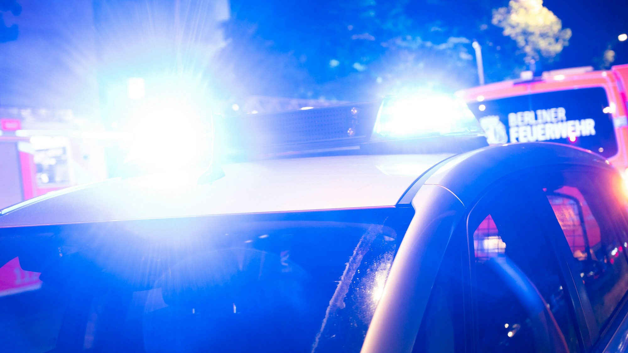 Feuerwehr- und Polizeiwagen stehen an einem Brandort. (Symbolbild)