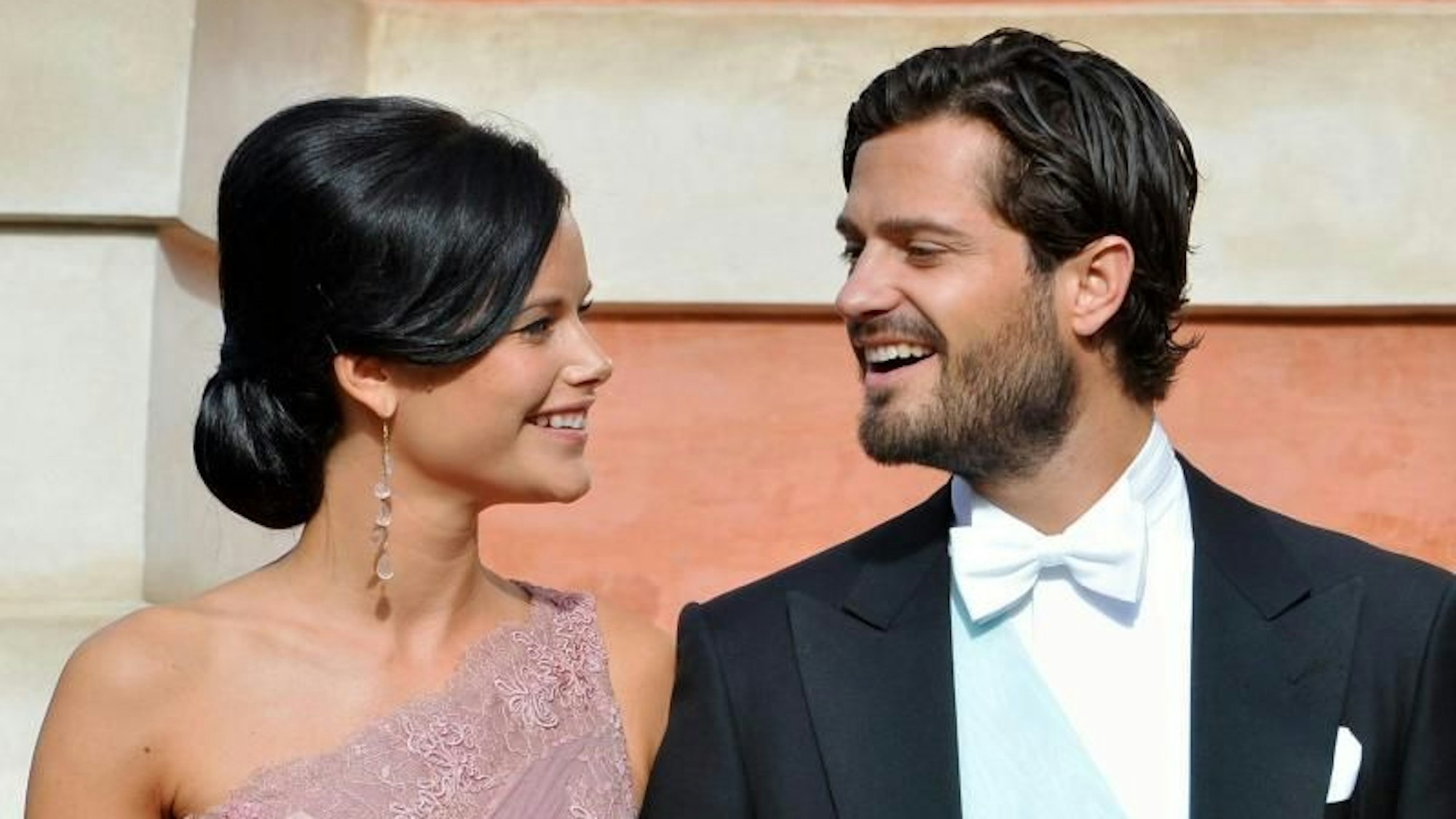 Prinz Carl Philip und Prinzessin Sofia lachen sich an.