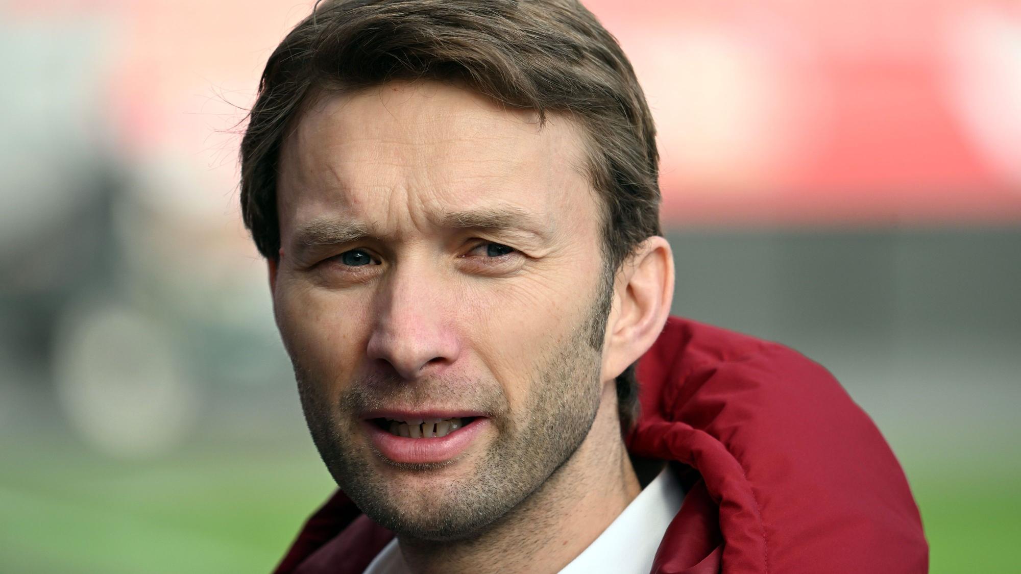 ARCHIV - 22.02.2023, Nordrhein-Westfalen, Leverkusen: Fußball: Europa League, vor dem Zwischenrunden-Rückspiel AS Monaco - Bayer Leverkusen. Simon Rolfes, Geschäftsführer Sport Bayer 04 Leverkusen, spricht beim Abschlusstraining seiner Mannschaft vor dem Spiel gegen AS Monaco mit Journalisten. Vor dem Halbfinal-Rückspiel gegen die AS Rom ist er optimistisch. (zu dpa: «Wie Kapitän Hradecky: Rolfes erwartet Hexenkessel gegen die Roma») Foto: Federico Gambarini/dpa +++ dpa-Bildfunk +++