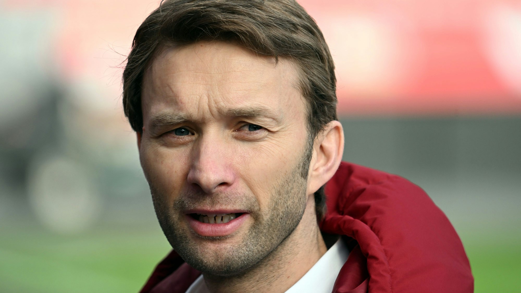 ARCHIV - 22.02.2023, Nordrhein-Westfalen, Leverkusen: Fußball: Europa League, vor dem Zwischenrunden-Rückspiel AS Monaco - Bayer Leverkusen. Simon Rolfes, Geschäftsführer Sport Bayer 04 Leverkusen, spricht beim Abschlusstraining seiner Mannschaft vor dem Spiel gegen AS Monaco mit Journalisten. Vor dem Halbfinal-Rückspiel gegen die AS Rom ist er optimistisch. (zu dpa: «Wie Kapitän Hradecky: Rolfes erwartet Hexenkessel gegen die Roma») Foto: Federico Gambarini/dpa +++ dpa-Bildfunk +++