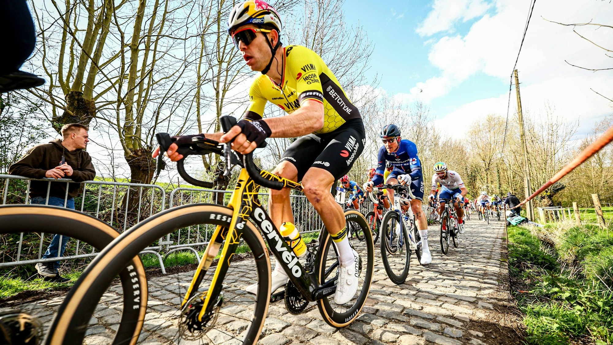 Der belgische Radprofi Wout van Aert ist nach einem schweren Massensturz während des Eintagesrennens Quer durch Flandern in ein Krankenhaus gebracht worden.