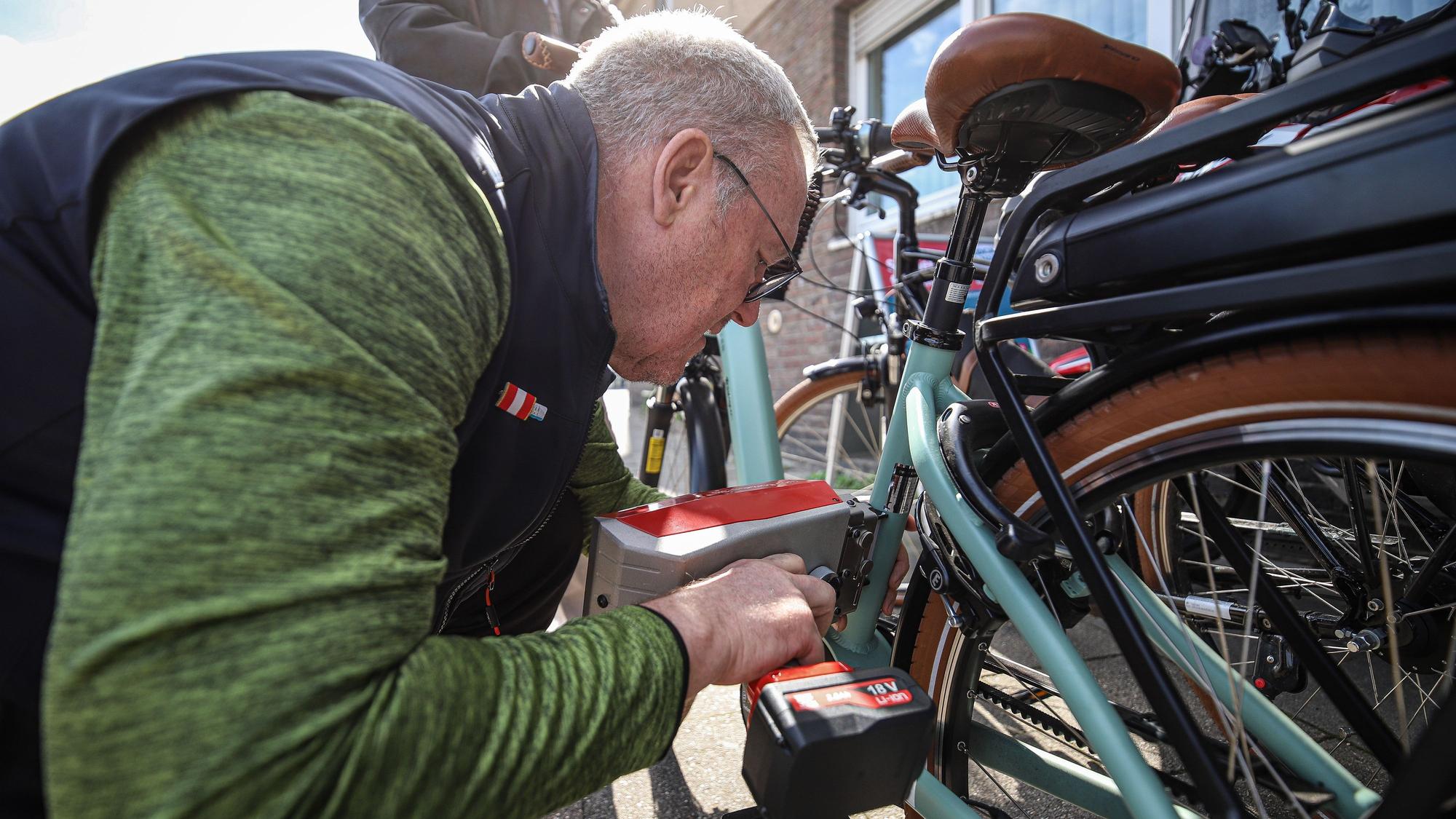Stephen Zippert codiert ein Fahrrad.