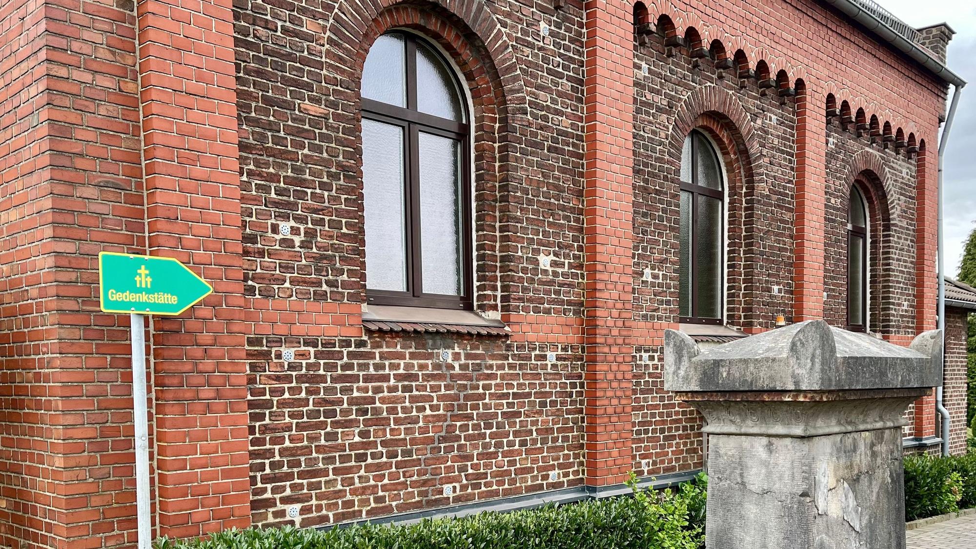 Hinweistafel „Gedenkstätte“ an der Friedhofskapelle in Burscheid