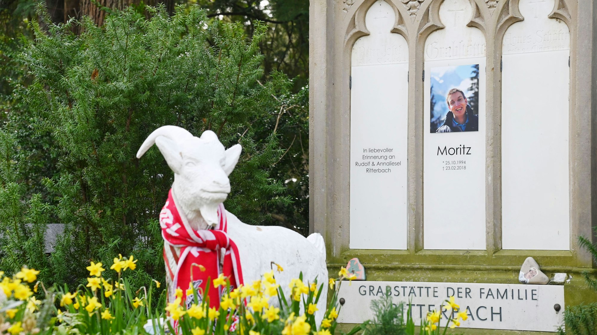 Grab von Moritz Ritterbach mit Geißbock Hennes und FC-Schal
