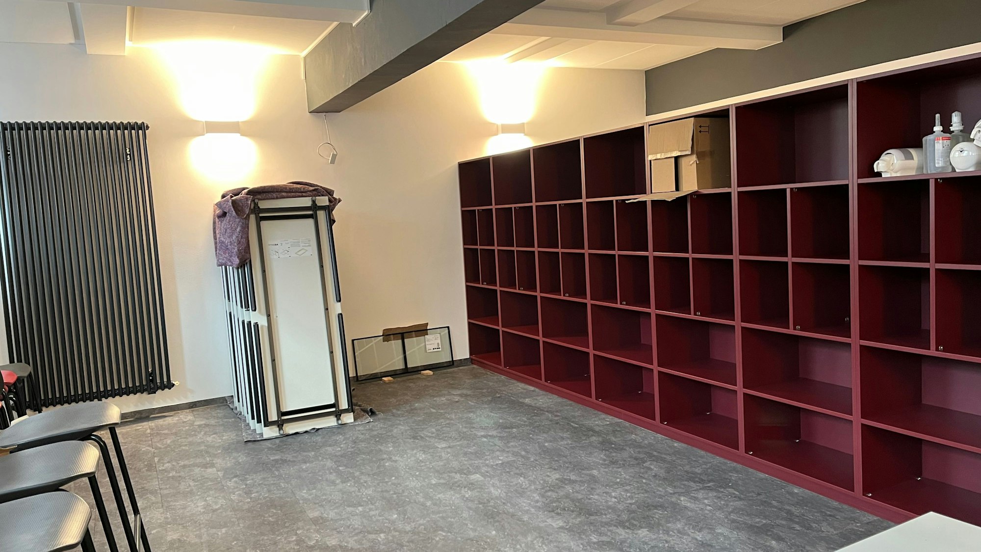 Das frühere Gemeinschaftsbad der Bürriger Wache mit Regaleinbauten