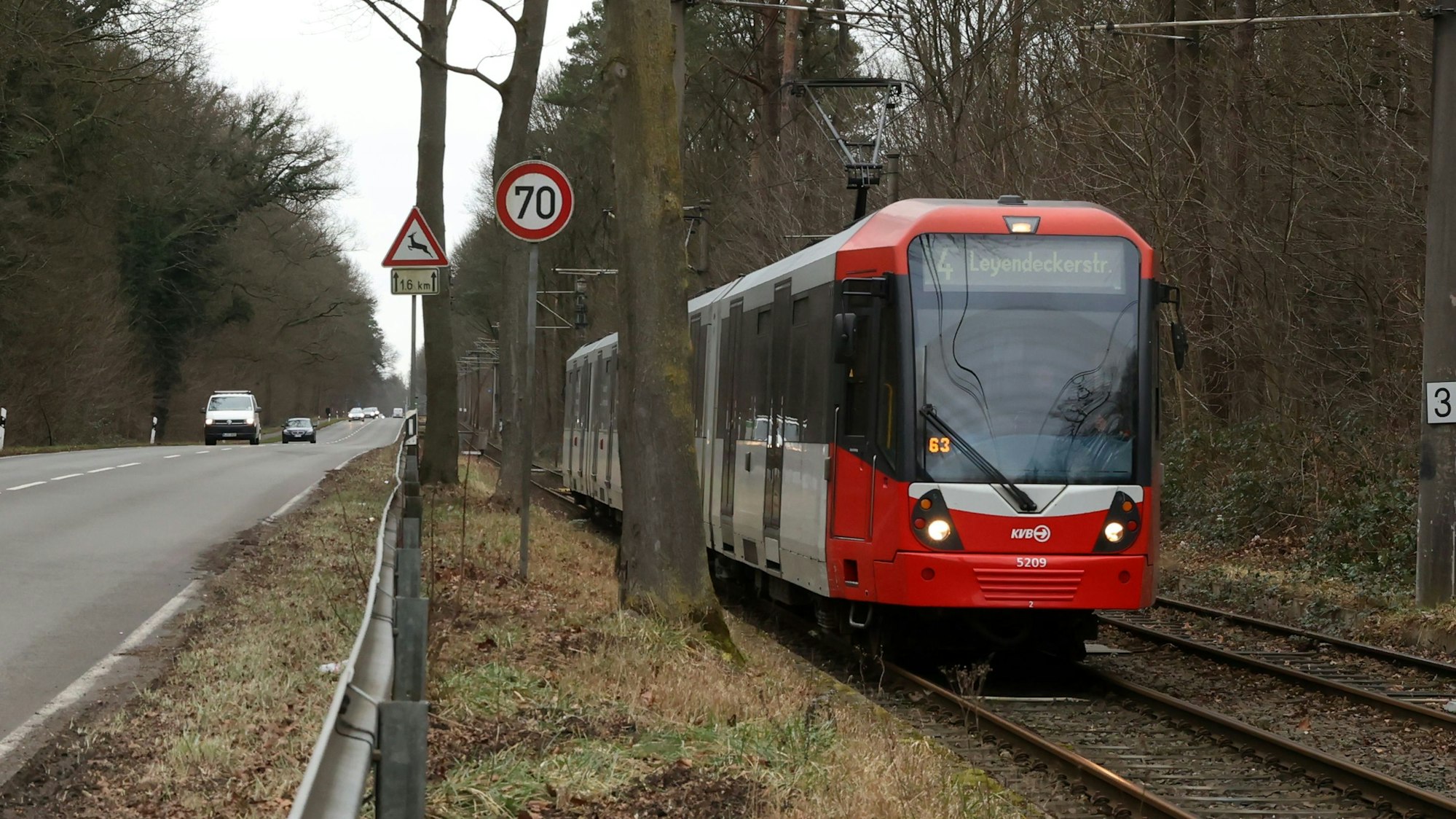 Das Foto zeigt eine Bahn der KVB-Linie 4.