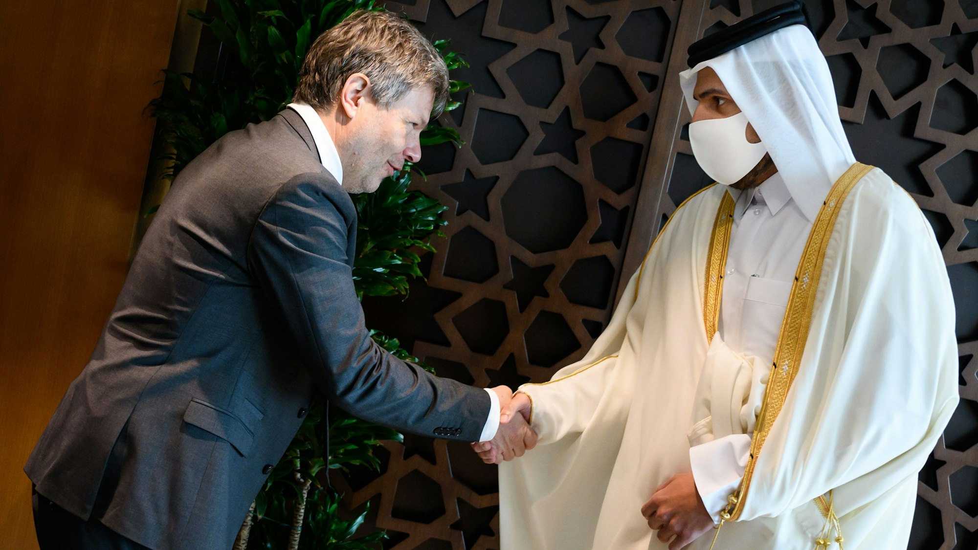 20.03.2022, Katar, Doha: Robert Habeck (l, Bündnis 90/Die Grünen), Bundesminister für Wirtschaft und Klimaschutz, und Scheich Mohammed bin Hamad bin Kasim al-Abdullah Al Thani, Minister für Handel und Industrie von Katar, treffen sich im Ministerium für Handel und Industrie zu einem Gespräch.