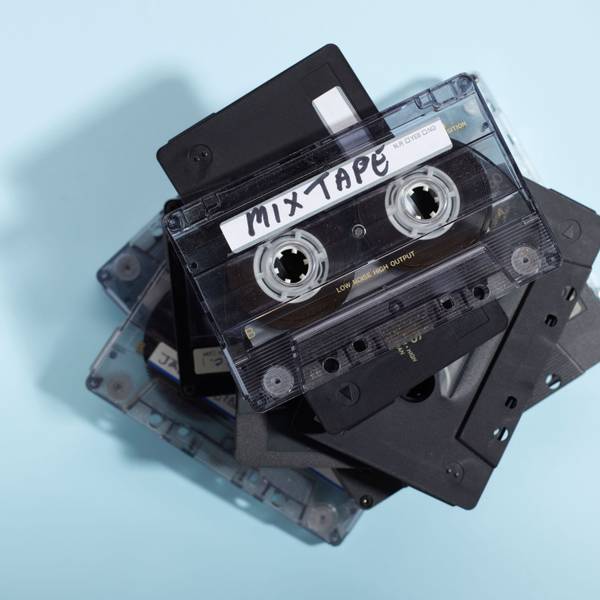 Ein Stapel Kassetten, auf der obersten steht „Mix Tape“.