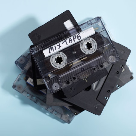 Ein Stapel Kassetten, auf der obersten steht „Mix Tape“.