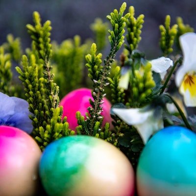 Bunte Eier in einem Osterkorb.
