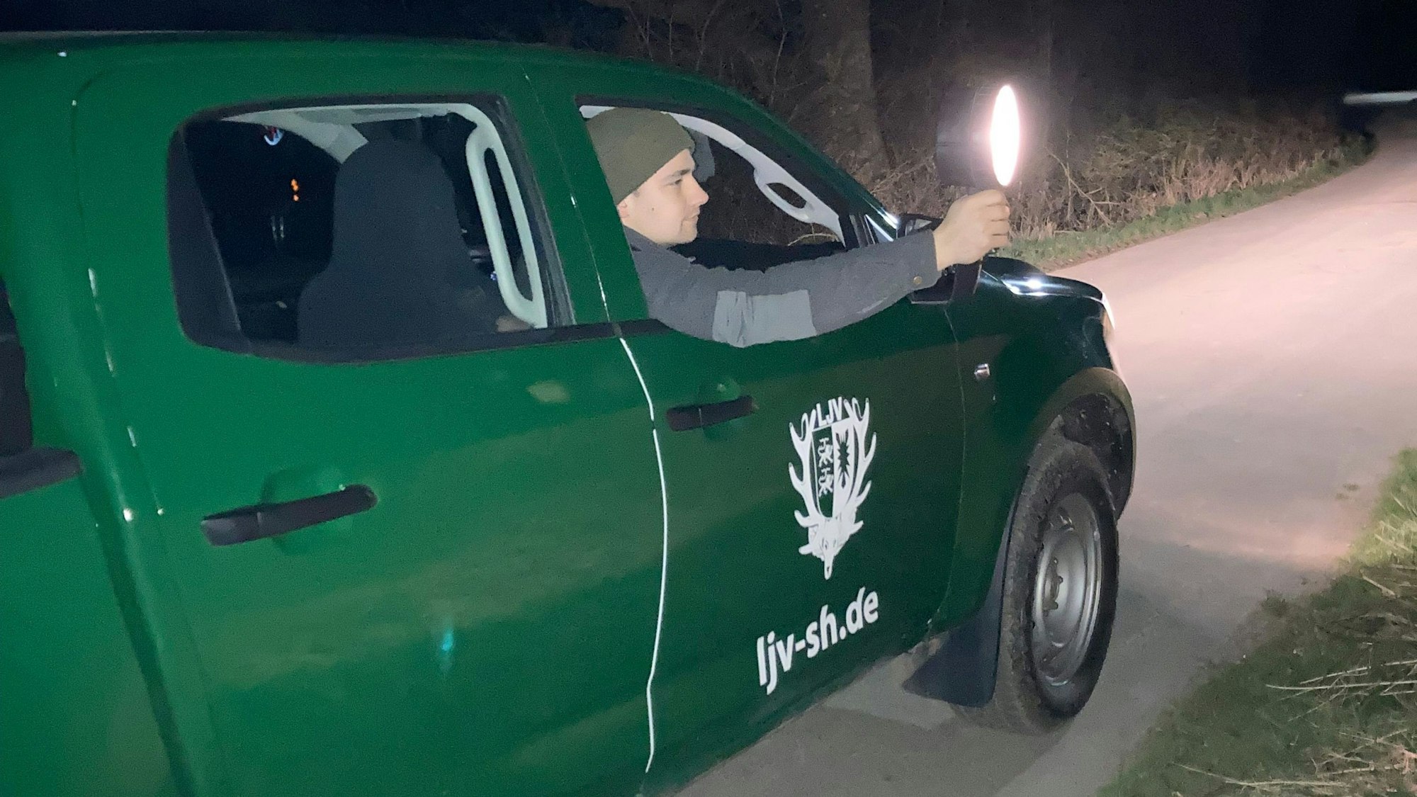 Ein Jäger bei der halbjährlichen Feldhasenzählung.