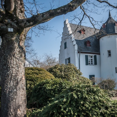 Der Bund der Historischen Deutschen Schützenbruderschaften hat seinen Sitz im Friedenberger Hof in Leverkusen-Opladen.