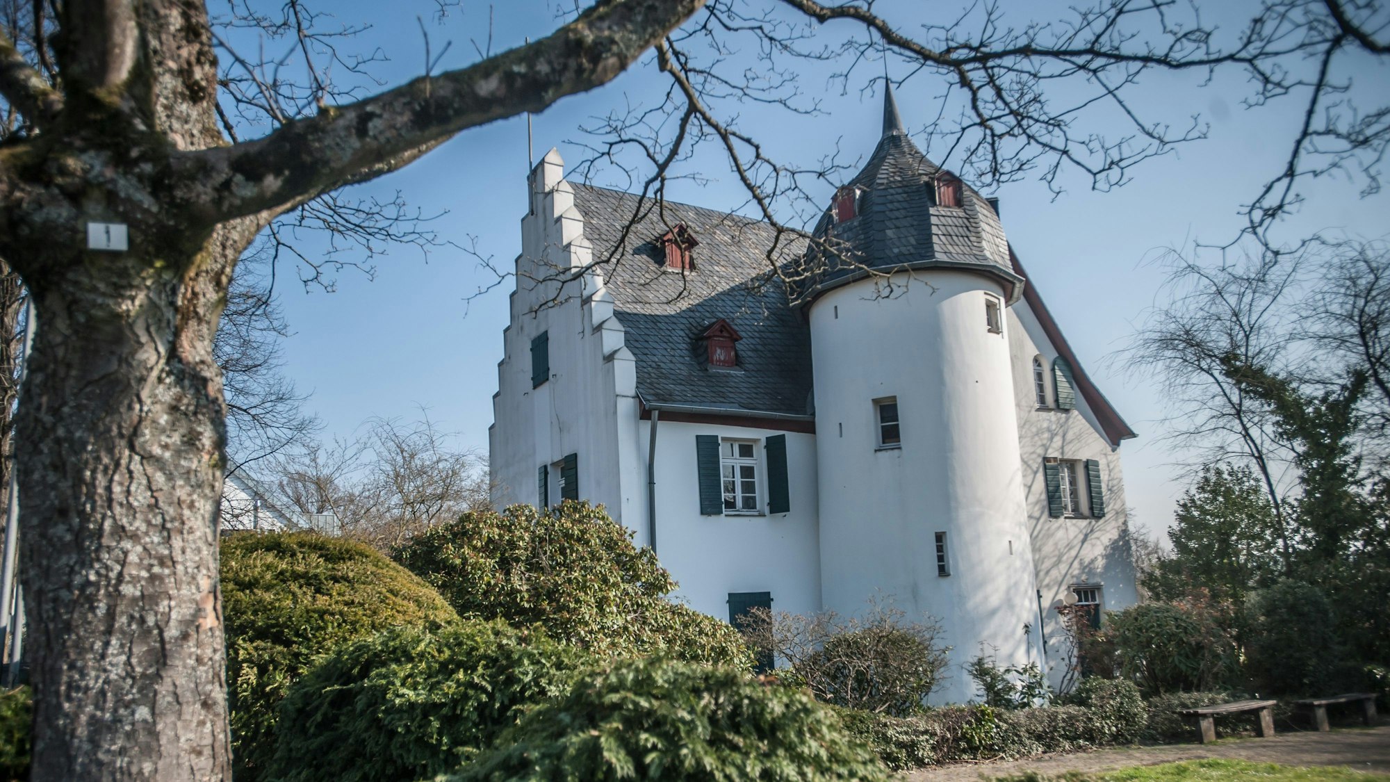 Der Bund der Historischen Deutschen Schützenbruderschaften hat seinen Sitz im Friedenberger Hof in Leverkusen-Opladen.