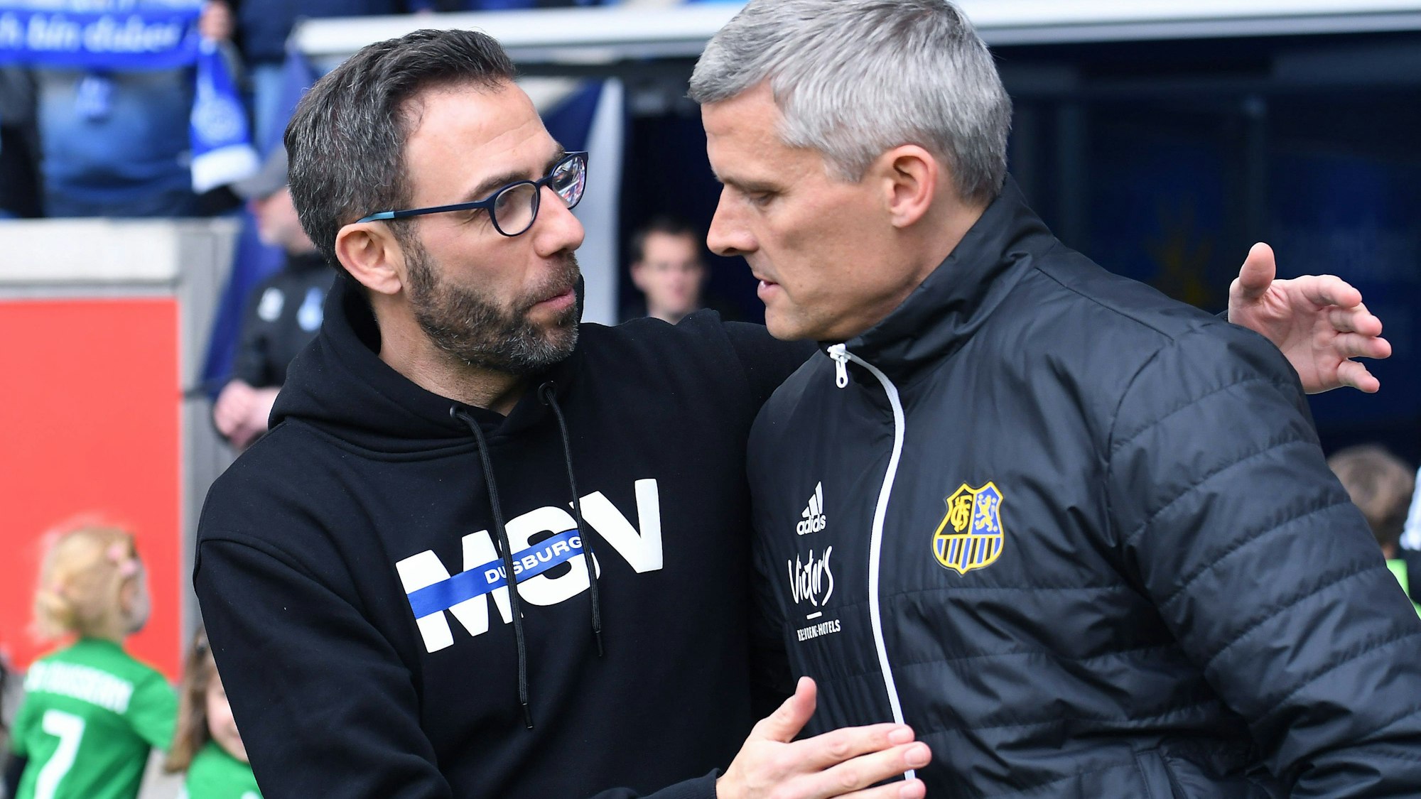 MSV-Trainer Boris Schommers nach dem Sieg mit Saarbrückens Trainer Rüdiger Ziehl.