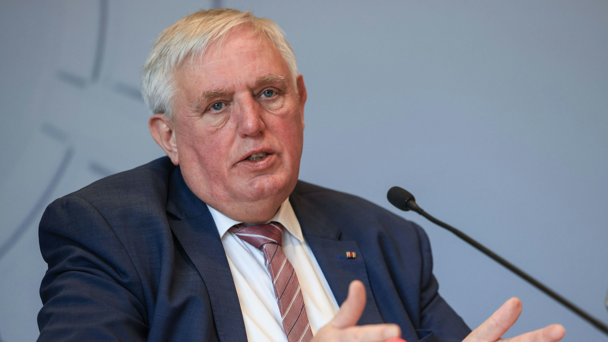 Karl-Josef Laumann (CDU), Gesundheitsminister, spricht auf einer Pressekonferenz zur aktuellen Lage der Organspende in Nordrhein-Westfalen.