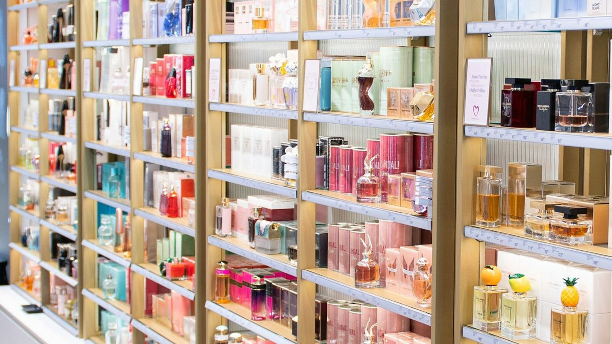 Parfüms in einem Verkaufsregal