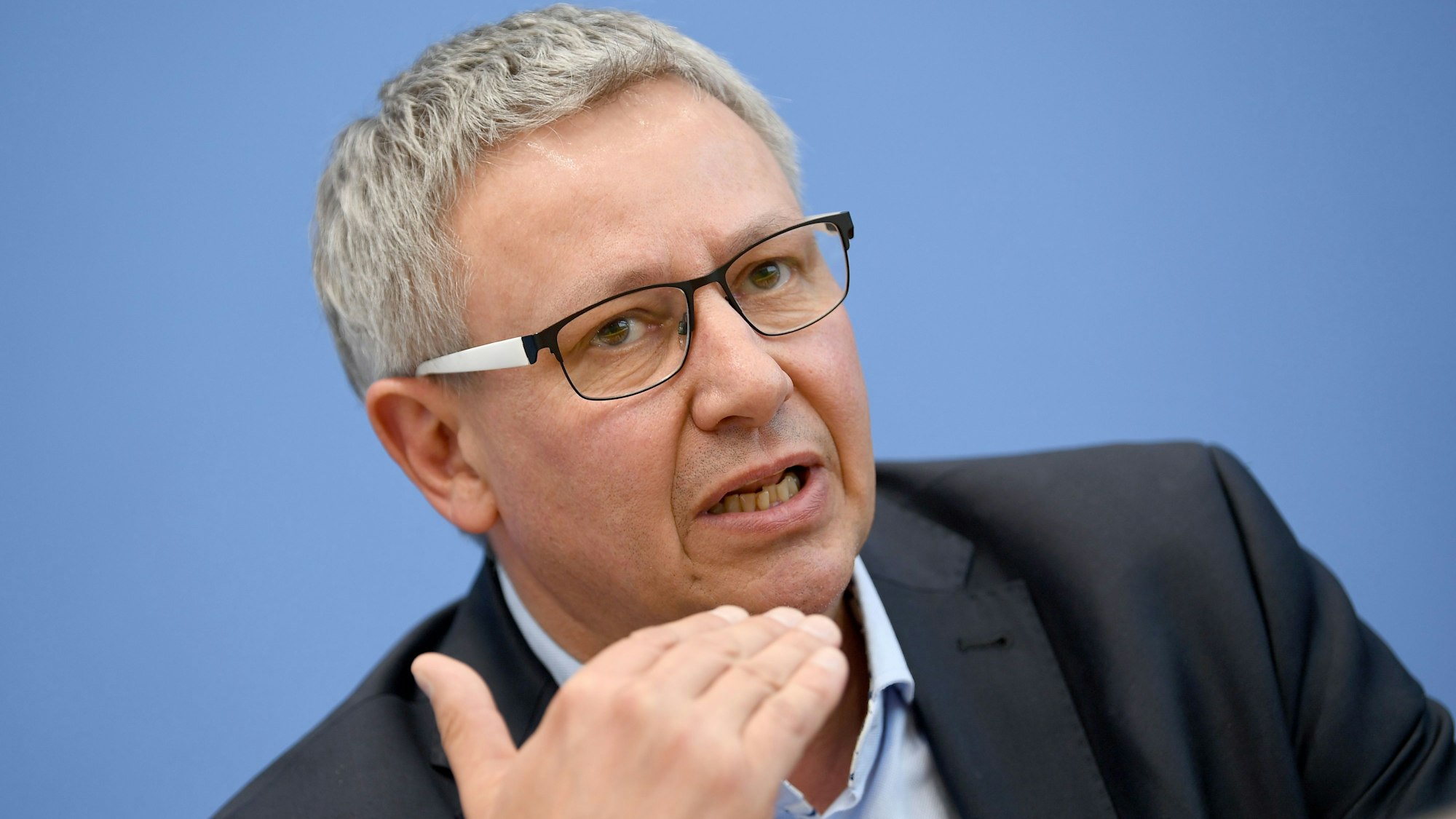 Michael Mertens, damals Landesvorsitzender Gewerkschaft der Polizei NRW spricht bei einer Pressekonferenz zum Tempolimit in Deutschland. Die Gewerkschaft der Polizei blickt mit Sorge auf eine zunehmende Gewalt im Umfeld von Fußball-Spielen und befürchtet eine weitere Eskalation. Die Grenzüberschreitungen würden zunehmen, die Vereine würden sich zurückziehen und kaum etwas gegen gewaltbereite Fans tun, sagte der stellvertretende Bundesvorsitzende Michael Mertens. (zu dpa: "Polizei-Gewerkschaft besorgt über Gewalt bei Fußball-Spielen") +++ dpa-Bildfunk +++