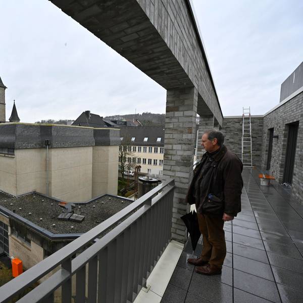 Peter Rothausen blickt auf die Kirche St. Franziskus.