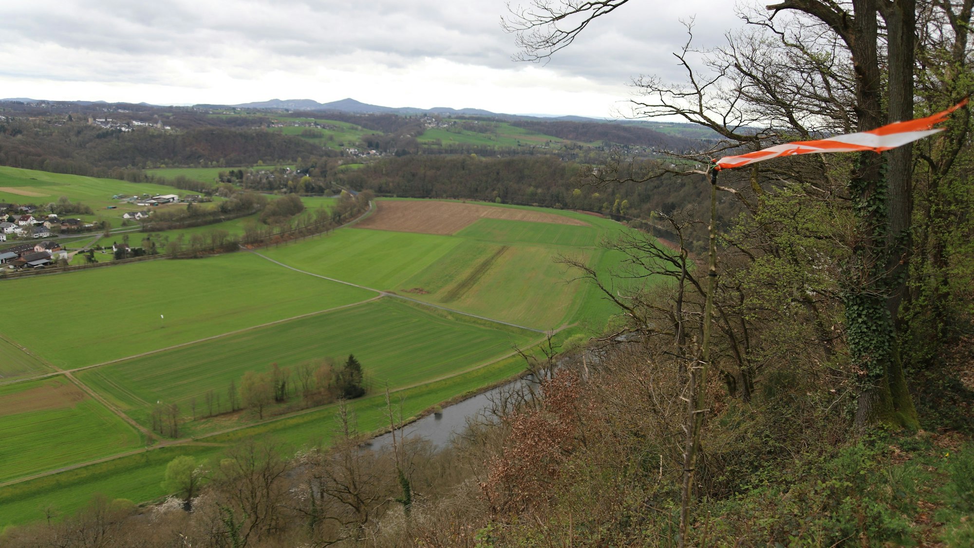 Bei der Osterwanderung 2024 gibt es Abenteuer, ständiges Auf und Ab sowie viele Orte religiösen Gedenkens. Hier ist der überwältigende Blick von der Stachelhardt.