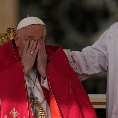 Erschöpft: Papst Franziskus kommt auf dem Petersplatz an, um am 24. März die Palmsonntagsmesse im Vatikan zu feiern.
