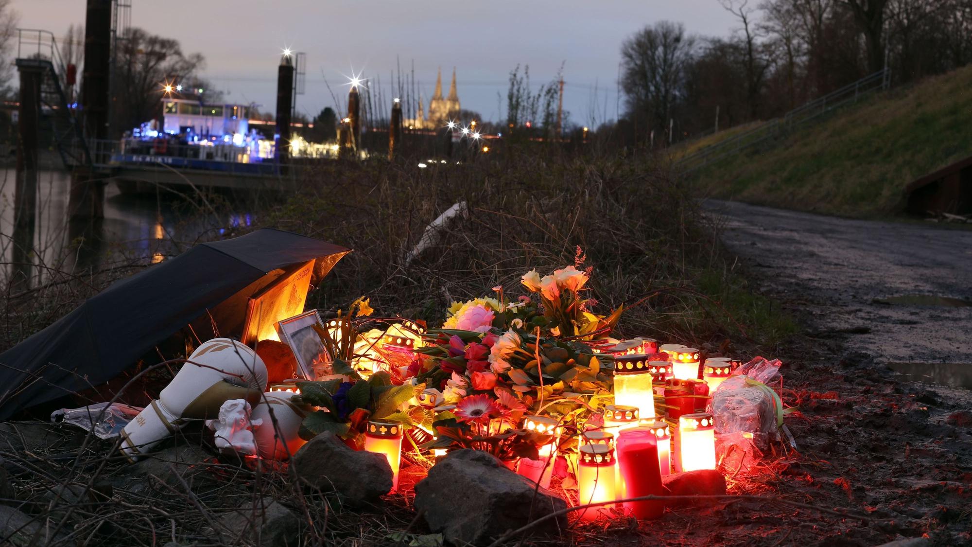 Ein Blumenmeer am Tatort im Mülheimer Hafen, wo im März ein 15-Jähriger mit Messerstichen umgebracht wurde.