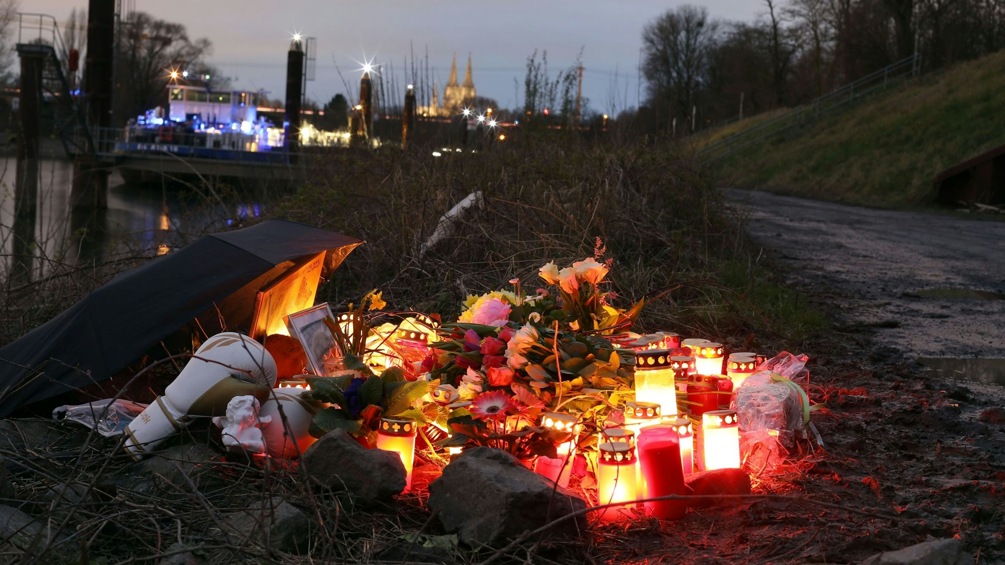 In diesem Bereich im Mülheimer Hafen wurde der 15-Jährige im März 2024 getötet.