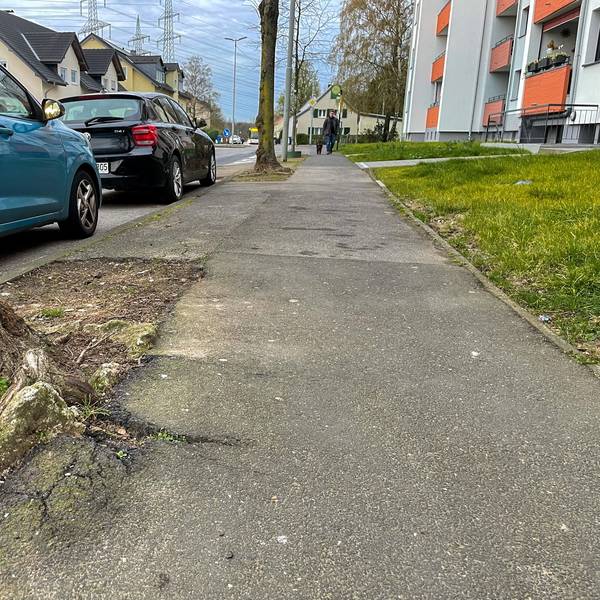 Ein Gehweg in schlechtem Zustand.
