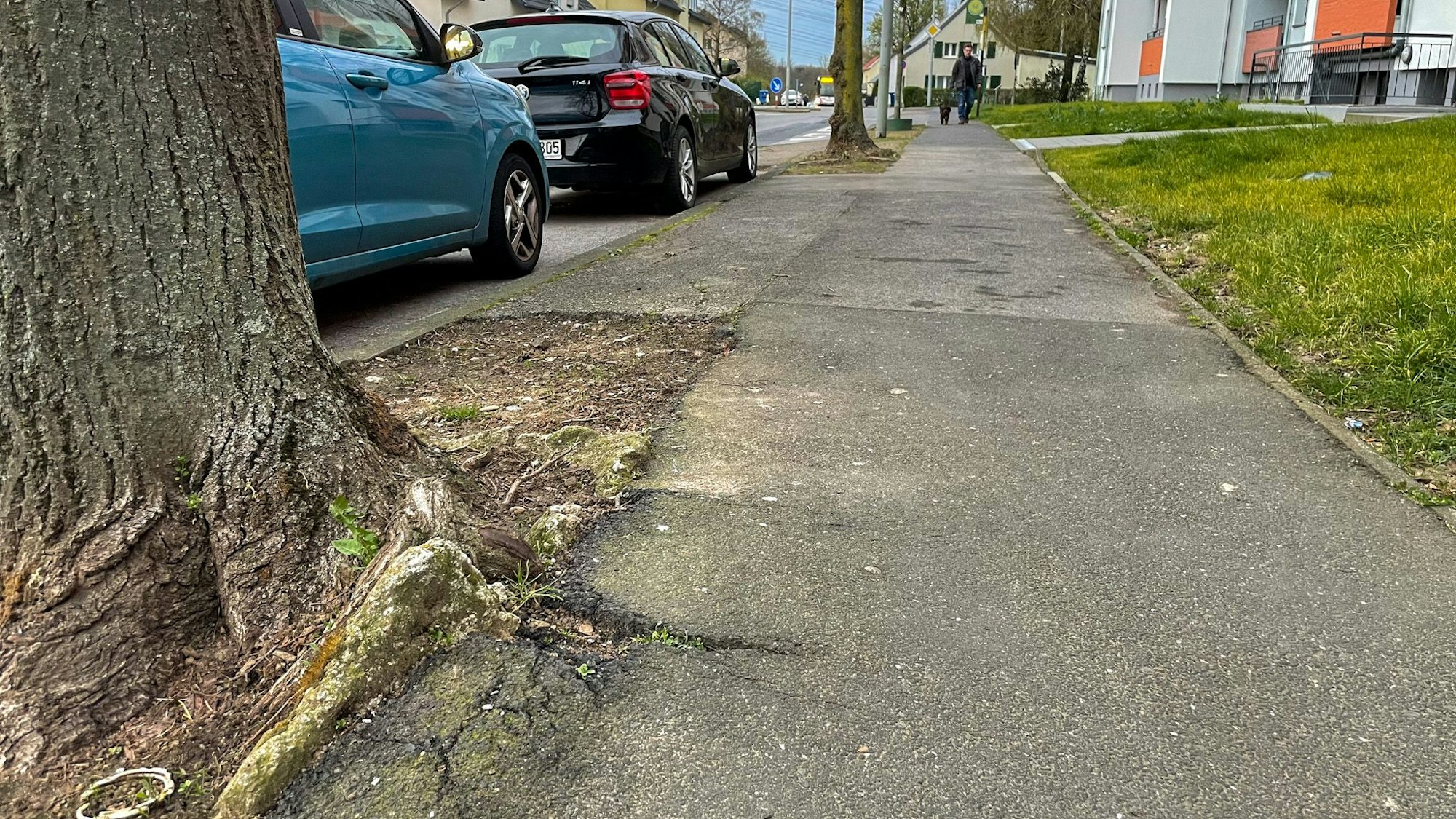 Ein Gehweg in schlechtem Zustand.
