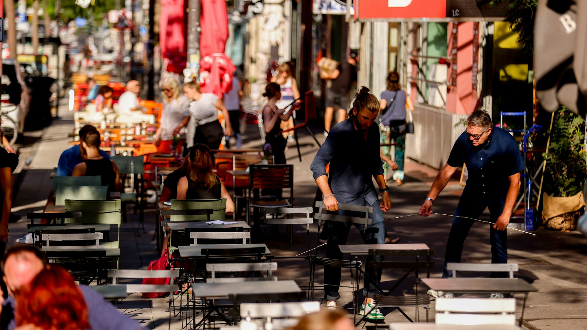 Außengastronomie auf der Aachener Straße. Künftig gibt es ein Regelwerk für die Gestaltung.