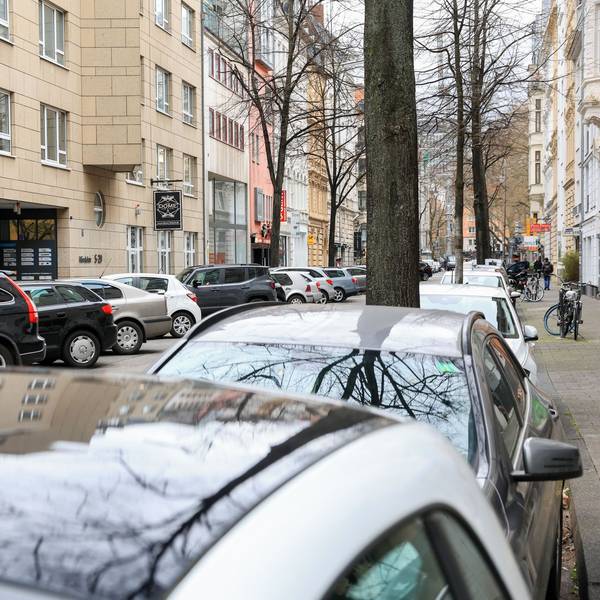 Autos stehen auf der Händelstraße.