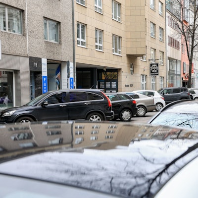 Autos stehen auf der Händelstraße.