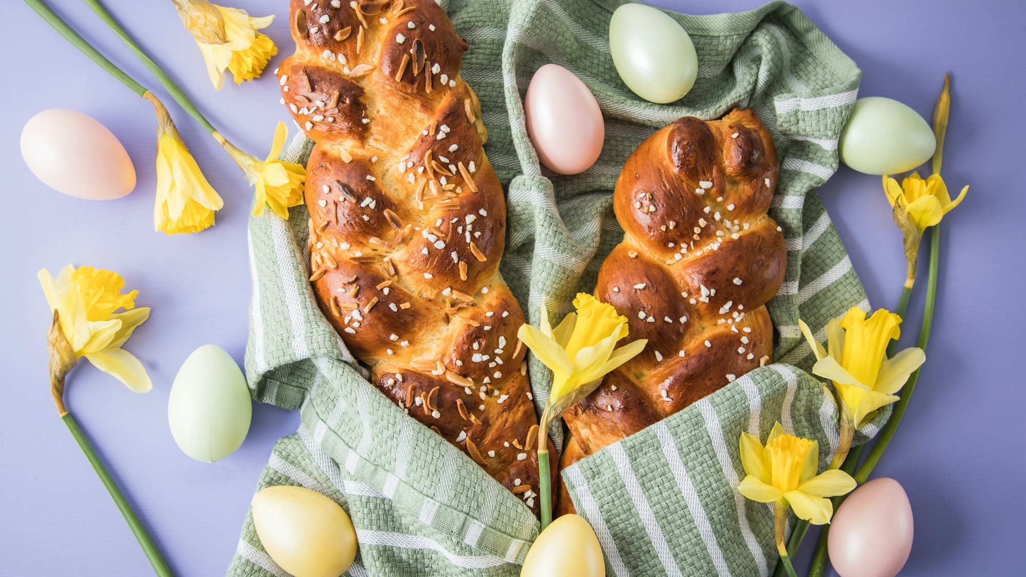 Hagelzucker und Mandelsplitter verpassen den Hefezöpfen den letzten Schliff.