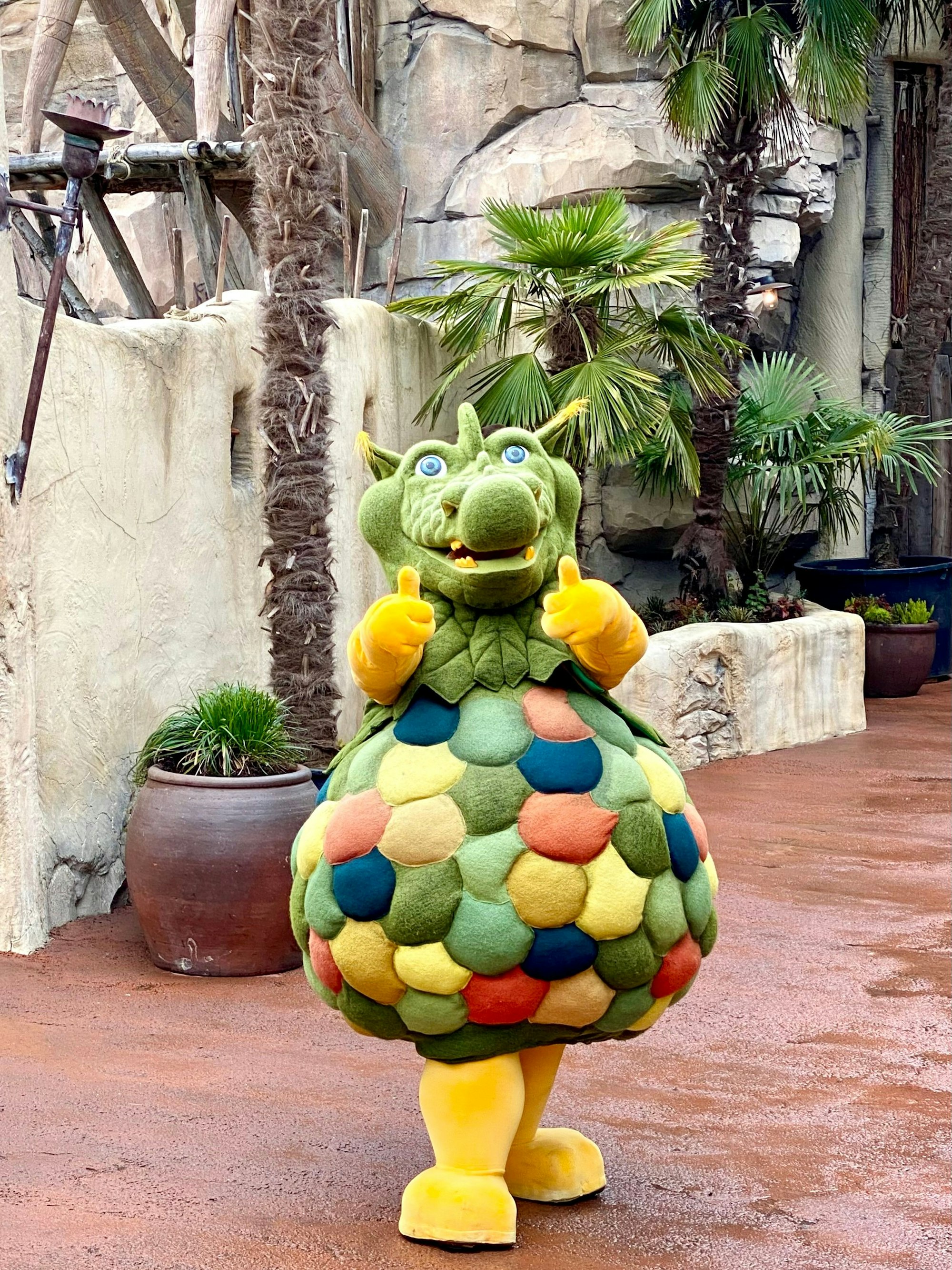 Das Bild zeigt eine menschengroße Drachenfigur im Freizeitpark.