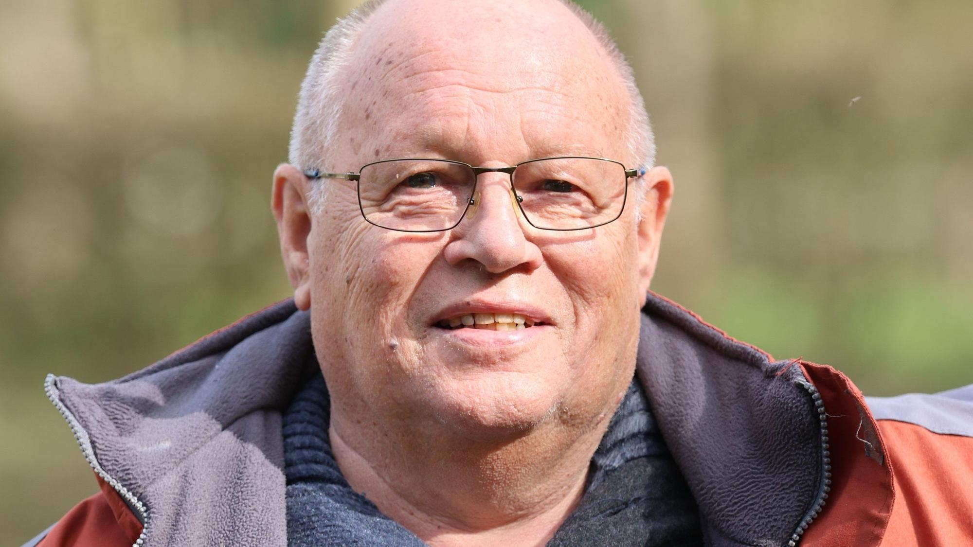 Kalle Mülling aus Marienheide, heute Vorsitzender der Verkehrswacht Oberberg, war einer der Polizeibeamten, die in Waldbröl Kindern die Fahrrad-Prüfung im Verkehrsgarten abnahmen.