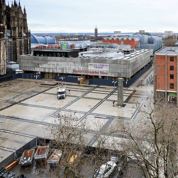 Blick auf den Roncalliplatz: Links der Kölner Dom, in der Mitte das Römisch-Germanische Museum, rechts das Kurienhaus der Kirche.
