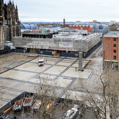 Blick auf den Roncalliplatz: Links der Kölner Dom, in der Mitte das Römisch-Germanische Museum, rechts das Kurienhaus der Kirche.