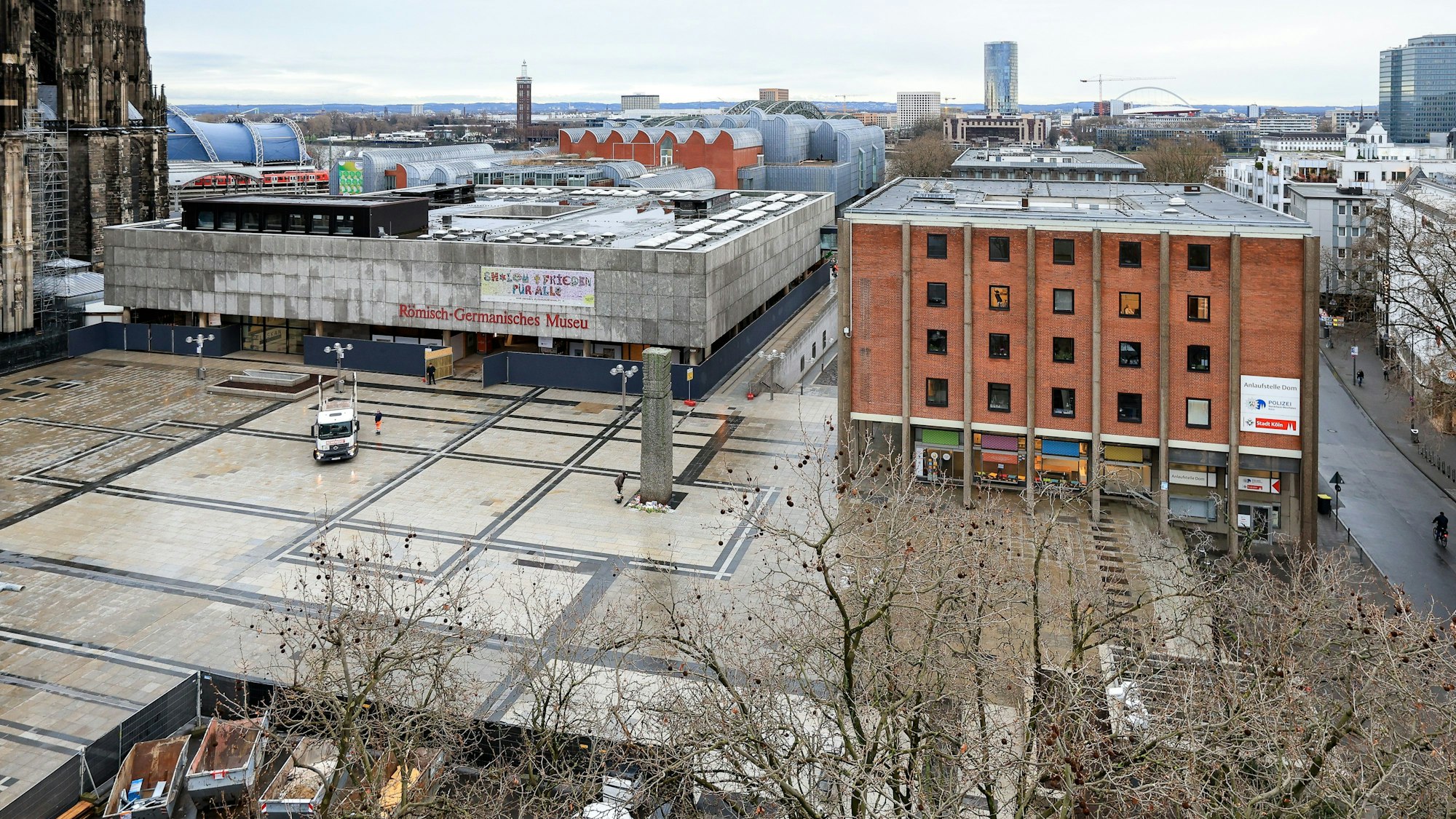 Das Römisch-Germanische-Museum (links) und das Kurienhaus am Roncalliplatz.