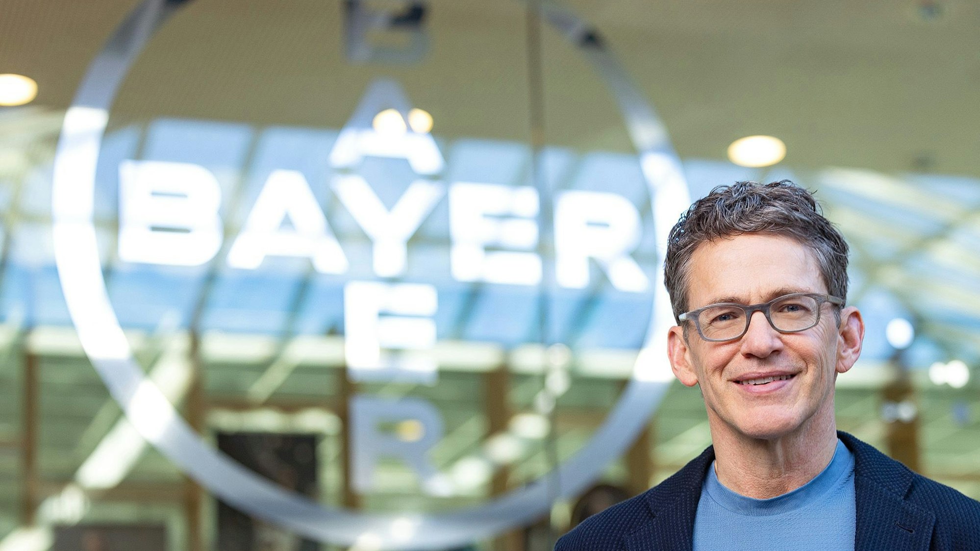 Bill Anderson mit Bayer-Logo