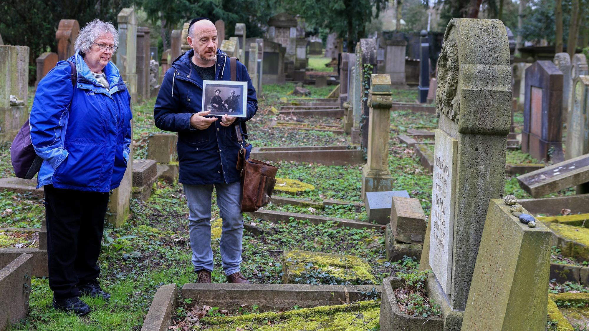Das Foto zeigt Vicki Tobar vor dem Grab ihrer Urgroßeltern auf dem Jüdischen Friedhof in Bocklemünd.