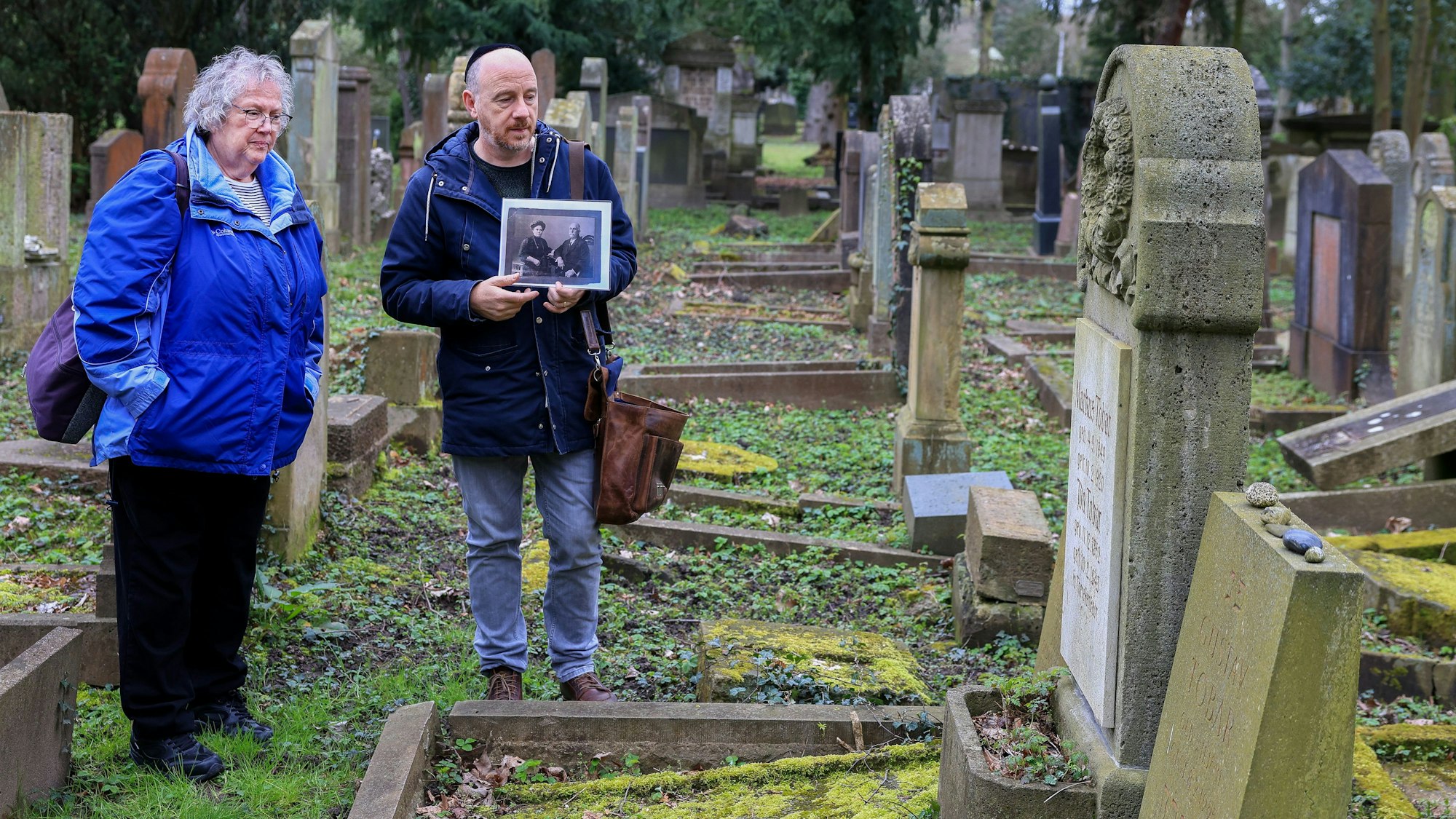 Das Foto zeigt Vicki Tobar vor dem Grab ihrer Urgroßeltern auf dem Jüdischen Friedhof in Bocklemünd.