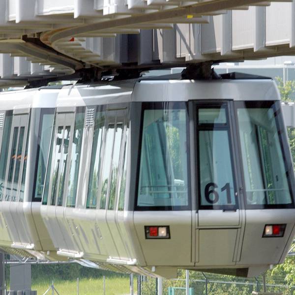 Ein „SkyTrain“ fährt bei der Vorstellung zum Düsseldorfer Flughafen.